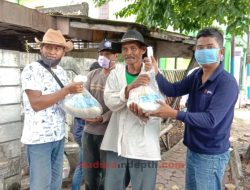 AJB Bagi-bagi Sembako, Tukang Becak: Terima Kasih Mas Wartawan