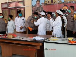 Kapolres Dapat Hadiah Surban dari PCNU Sampang