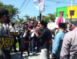 Tuding Penyaluran BLT DD Tidak Terbuka, Demonstran Desak Kepala DPMD Sampang Mundur