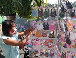 Penjualan Masker di Sampang Turun Drastis, Seribu Masker Disumbangkan ke Pondok Pesantren