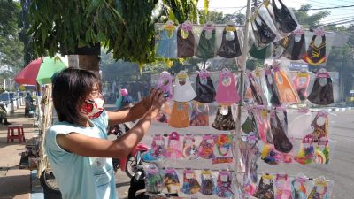 Penjualan Masker di Sampang Turun Drastis, Seribu Masker Disumbangkan ke Pondok Pesantren