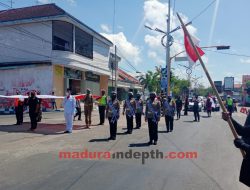 Peringati HUT RI ke-75 Bendera Dibentangkan, Ratusan Pengguna Jalan Ambil Sikap Sempurna