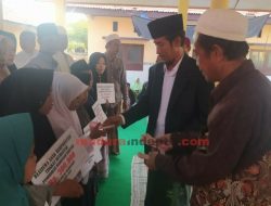 Kades Pulau Mandangin Berikan Bantuan Beasiswa Untuk Murid Madrasah Diniyah