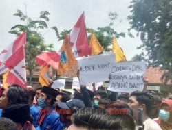 Ribuan Pemuda di Pamekasan Demo DPRD Tolak Omnibus Law