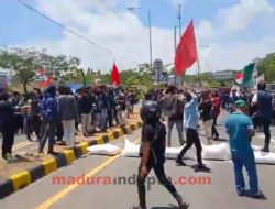 Gegara UU Omnibus Law Mahasiswa Blokade Tol Suramadu dengan Garam