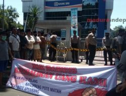 Korban Penipuan 8 Miliar Demo Kantor BRI Pamekasan
