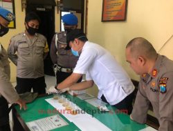 17 Anggota Polsek Banyuates Lakukan Tes Urine