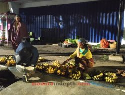 Kisah Penjual Pisang, Tetap Jualan Di Tengah Genangan Banjir