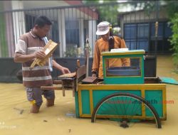 Penjual Sate Ini Nekat Jualan di Tengah Banjir Sampang