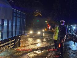 Satlantas Polres Sampang Atur Lalin di Lokasi Banjir Luapan Sungai Nyiburen