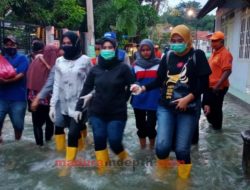 Ketua dan Wakil TP PKK Sampang Sambangi Warga Terdampak Banjir
