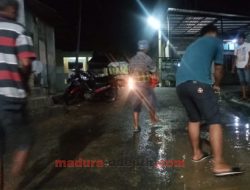 Pasca Banjir, Warga Bersihkan Lumpur di Jalan “Semoga Tidak Lagi”