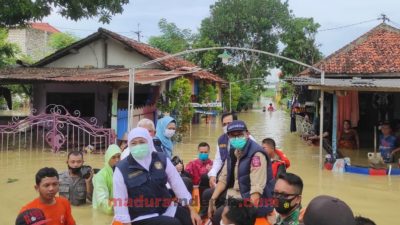 Gubernur Khofifah Tinjau Banjir Pamekasan