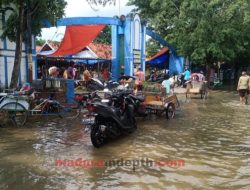 Pasar Sore di Sampang Terisolir, Genangan Air Ganggu Pedagang
