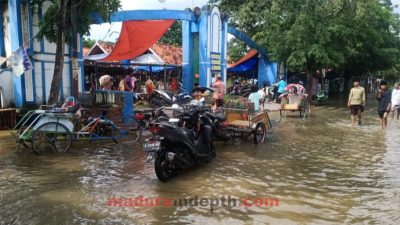 Pasar Sore di Sampang Terisolir, Genangan Air Ganggu Pedagang