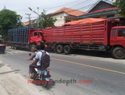 Mengantuk, Truk Muatan Galon Seruduk Truk Rekannya