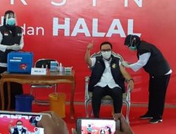 Disuntik Vaksin COVID-19, Bupati Pamekasan: Setelah 30 Menit Tidak Merasakan Sakit