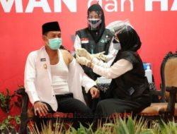 Wabup Abdullah Hidayat, Orang Pertama Divaksin COVID-19 di Sampang