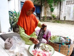 Jalan Kaki, Ibu Nawwir Jualan Lopes Keliling Kabupaten Sampang