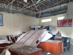 Tampak Masih Baru, Atap Gedung Bekas Kantor Dinas Ketahanan Pangan Ambruk