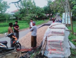 Akses Jalan Provinsi Rusak, Warga Perbaiki Swadaya