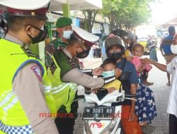 Satlantas Polres Sampang Dirikan Pos Tangguh Semeru dan Bagikan Masker