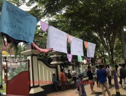 Demonstran Gantungkan Kutang dan CD Perempuan di Pintu Masuk DPRD Pamekasan