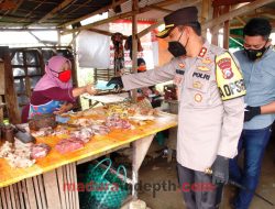 Tekan Penyebaran Covid-19, Polres-Kodim 0827/Sumenep Bagikan Masker di Pasar Bangkal