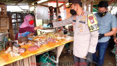 Tekan Penyebaran Covid-19, Polres-Kodim 0827/Sumenep Bagikan Masker di Pasar Bangkal