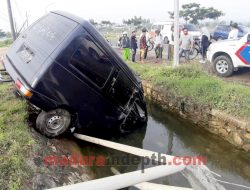Hilang Kendali, Mobil Carry Nyungsep ke Parit