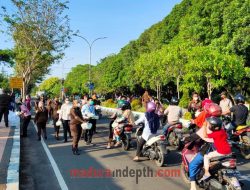 Kejari Bangkalan Bagikan Ratusan Takjil kepada Pengendara