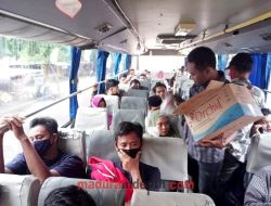 Momen Bulan Suci, AJS Bagikan Ratusan Takjil Kepada Penumpang Bus di Terminal