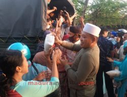 Bupati Sampang Bagikan 500 Paket Sembako ke Abang Tukang Becak