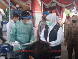 Khofifah Pantau Langsung Vaksinasi Covid-19 di Sampang