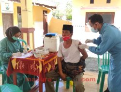 Tekan Penyebaran Covid-19 di Desa, Pemdes Pulau Mandangin Laksanakan Vaksinasi