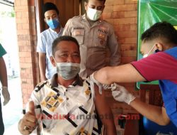 Yakinkan Warganya, Kades Tobai Barat Orang Pertama Disuntik Vaksin