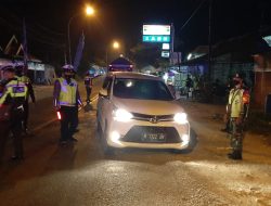 Dampak Lonjakan Kasus Covid-19 di Bangkalan, Petugas Gabungan Lakukan Penyekatan Pengendara dari Luar Sampang