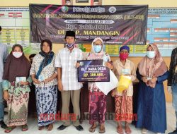 Pemdes Mandangin Kembali Salurkan BLT-DD Tahap 2 Dengan Prokes Covid-19