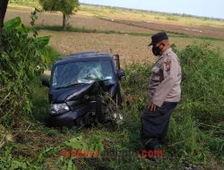 Hendak Nyalip, Mobil Pick Up di Jrengik Sampang Tabrak Pohon Hingga Terperosok ke Sawah