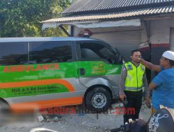 Sopir Mengantuk, Mobil Ambulan RSUD Moh Anwar Sumenep Sruduk Toko di Sampang