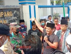 Pelayanan Kurang Maksimal, Ratusan Warga Demo Puskesmas Jrengoan Sampang