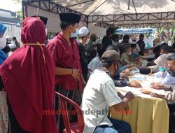 Masyarakat di Sampang Madura Berkerumun Saat Vaksinasi Covid-19