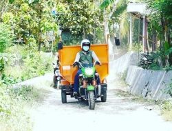 Bupati Pamekasan Blusukan Bagi-bagi Sembako dan Ingatkan Warga Taat Prokes