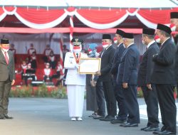 Kabupaten Sampang Terima Penghargaan NIK Terbaik ke-3 Se-Jatim Saat HUT Kemerdekaan RI ke-76