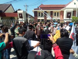 Kawal Kasus Kekerasan Anak, Puluhan Massa Demo PN Sampang