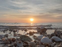 Memburu Senja di Bibir Pantai Pasir Putih Pulau Mandangin