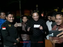 Demonstran Ditemui Bupati Setelah Bertahan di Depan Kantor Pemkab Sampang