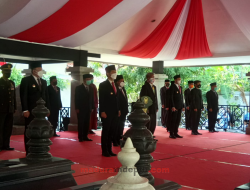 Wagub Emil Dardak Ziarahi Makam Raden Panji di Sampang bersama Bupati di Madura