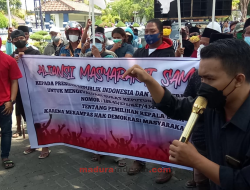 Tak Ditemui Bupati Sampang, Demonstran: Kami Tunggu, Apapun Risikonya
