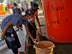 Cegah Potensi Banjir, Puluhan Santri Di Sampang Bersihkan Sampah Di Pinggiran Sungai
